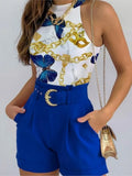 Mouwloze tweedelige set met uitgesneden hals en hooggetailleerde shorts